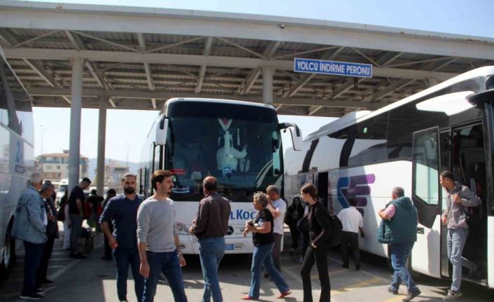 Hatay otogarında depremzedelerin seçim yoğunluğu