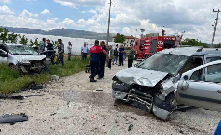 İki araç kafa kafaya çarpıştı: 1 ölü, 4 yaralı