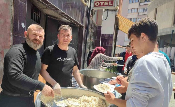 İlk maaşını vatandaşa yedirdi