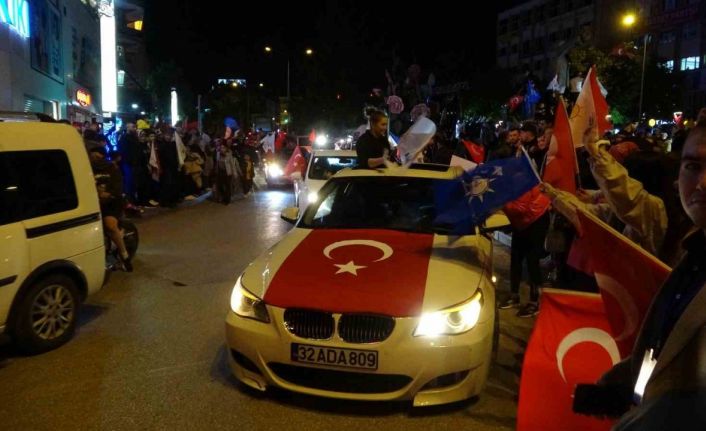 Isparta’da seçim zaferi coşkuyla kutlandı