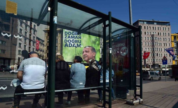 İstanbul’un cadde ve meydanlarında afişlerin yarışı