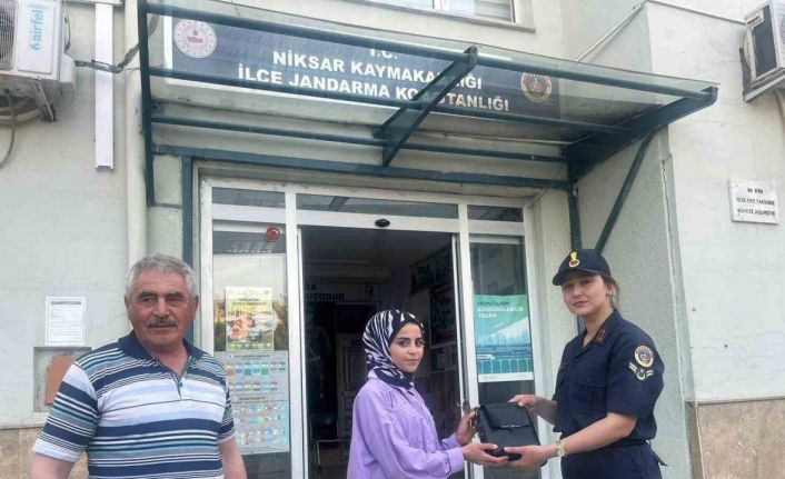 Jandarma kayıp çantayı sahibine teslim etti