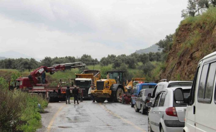 Kamyon şoförünün acelesi, trafiği felç etti