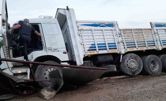 Kamyon sürücüsü direksiyonu başında ölü bulundu