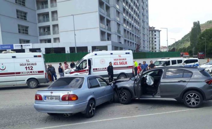 Karabük’te iki otomobil çarpıştı: 2’si çocuk 5 yaralı