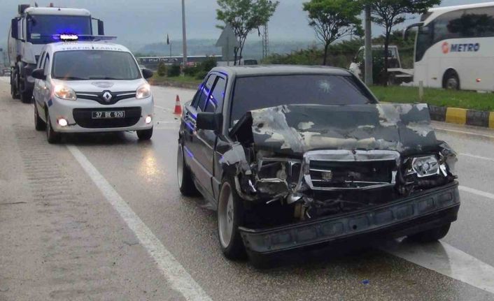 Kastamonu’da otomobil tıra çarptı: 2 yaralı