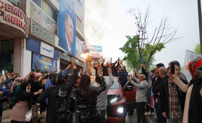 Kastamonulular Cumhurbaşkanı Erdoğan’ın zaferi için sokaklara akın etti