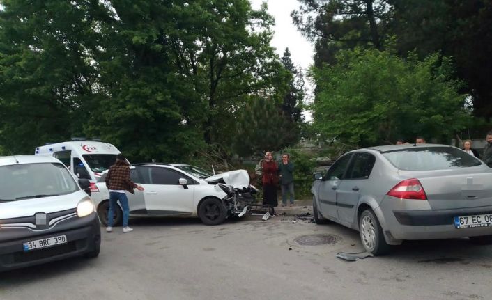 Kavşakta kafa kafaya çarpıştılar: 4 yaralı