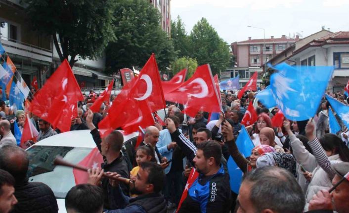 Kırklareli’nde vatandaşlar sokağa döküldü, Erdoğan’ın zaferini kutladı