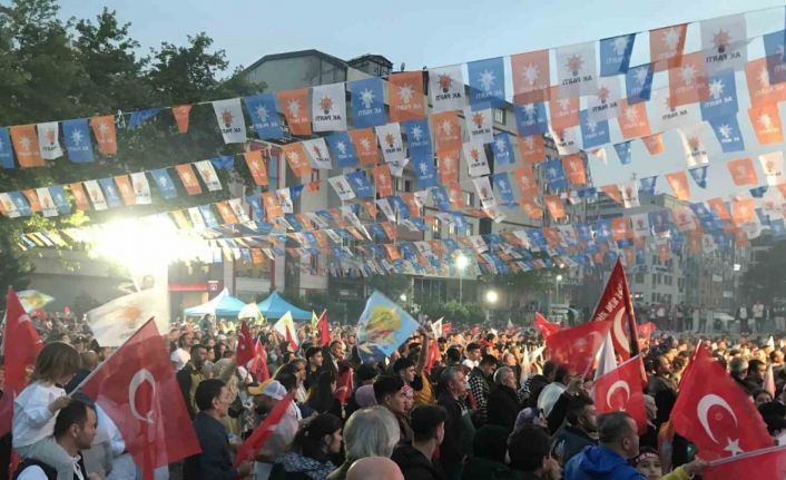 Kocaeli’de AK Parti il binası önünde kutlamalar başladı