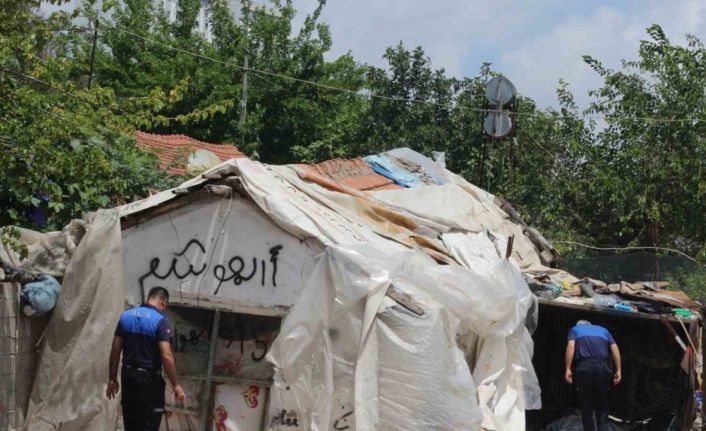 Mahalleliyi isyan ettiren metruk çöp ev, belediye ekiplerince yıkıldı