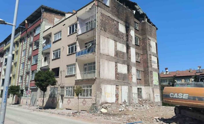 Malatya’da acil yıkılacak evlerin yıkımı sürüyor