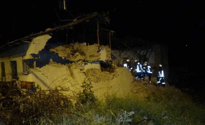 Malatya’da hasarlı evde göçük meydana geldi