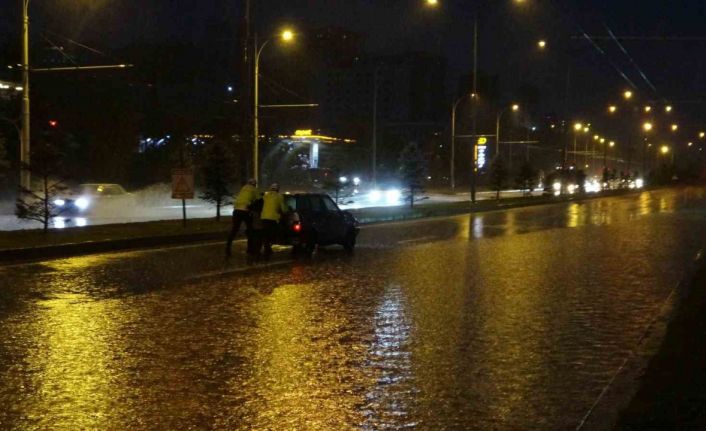 Malatya’yı sağanak vurdu, araçlar yolda kaldı
