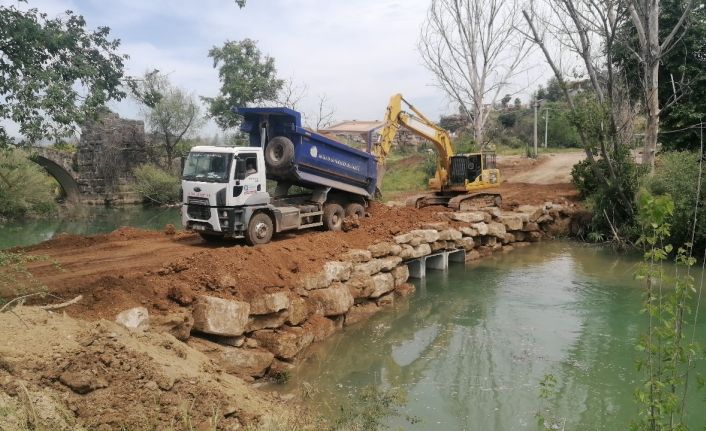 Manavgat’ta Naras Çayı’na geçici köprü