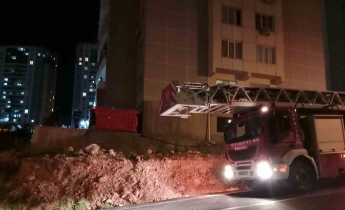 Mardin’de 17 katlı binaya çıkan genci polis ikna etti