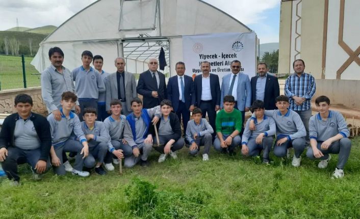 Mesleki ve Teknik Anadolu Lisesi serası üretime başlıyor