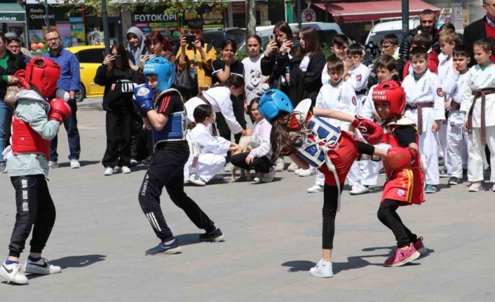 Meydanlar çocuk ve gençlerle şenlendi