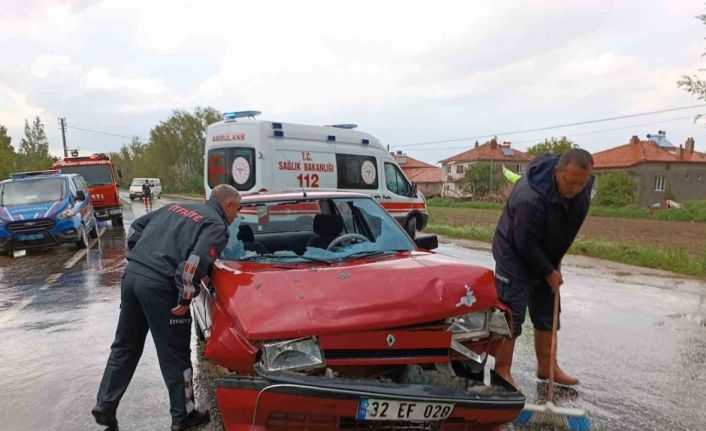 Minibüsün otomobille çarpıştığı kazada 2 kişi yaralandı