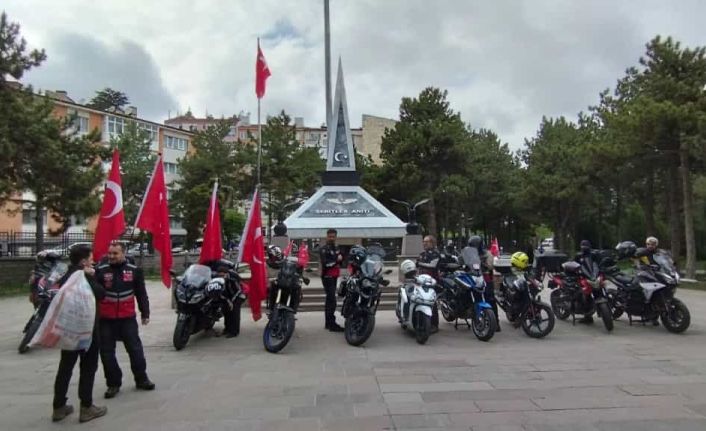 Motosikletli grup 19 Mayıs’ta şehitlikte dua etti