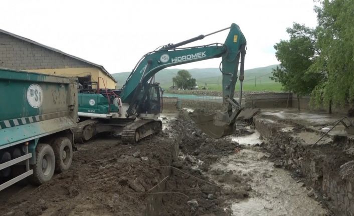 Muş’taki sel felaketinin yaraları sarılıyor