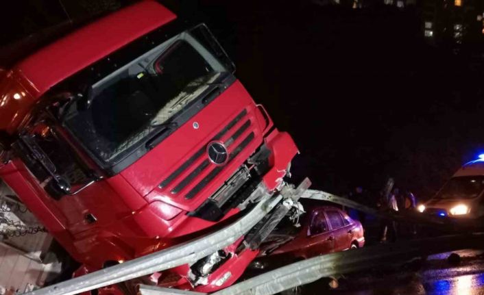 Odun yüklü tır yola devrildi: 1 yaralı