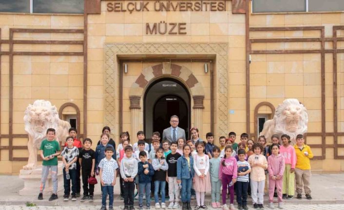 Öğrenciler, Selçuk Üniversitesi Müzesini gezdi