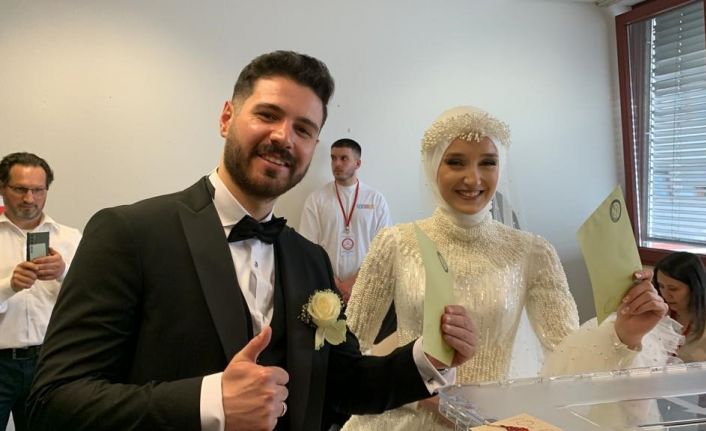 Önce oy kullandılar sonra nikah masasına oturdular