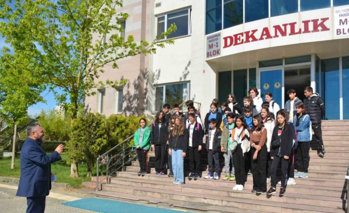 Ortaokulu öğrencileri meslekleri tanıdı