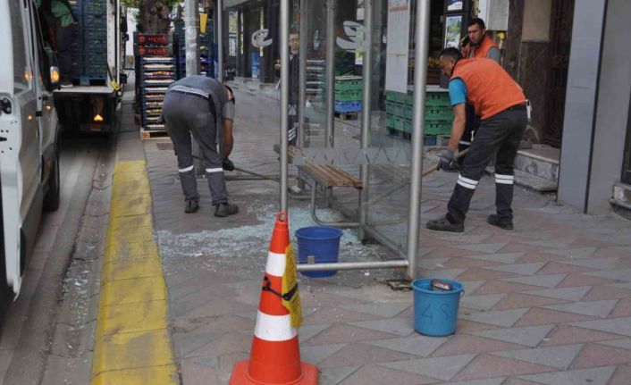 Otobüs durağı vandalların hedefi oldu