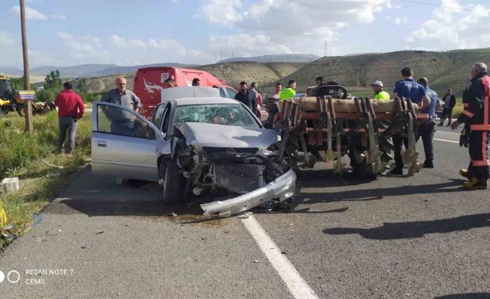 Otomobil traktöre arkadan çarptı: 1 ölü