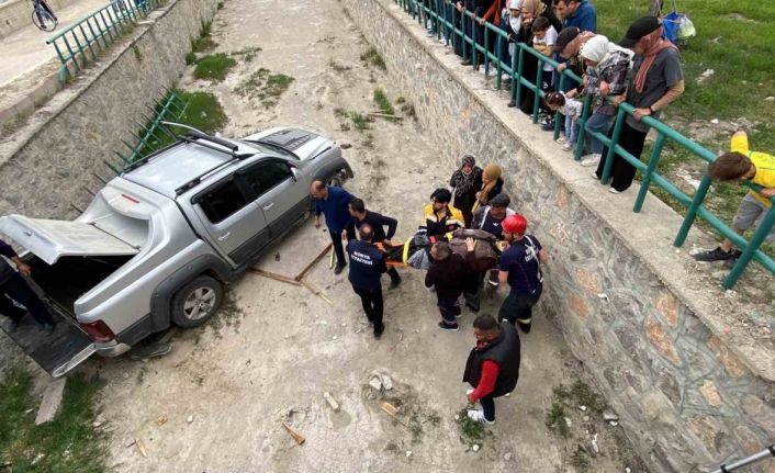 Otomobille çarpışan pikap dereye düştü, faciadan dönüldü