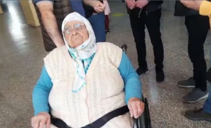 Oy kullanmaya tekerlekli sandalye ile taşındı