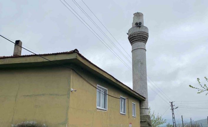 (ÖZEL) Bilecik’te cami minaresine yıldırım düştü