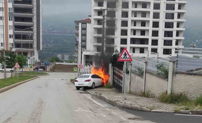 Park halindeki otomobil hareket edip direğe çarparak yandı