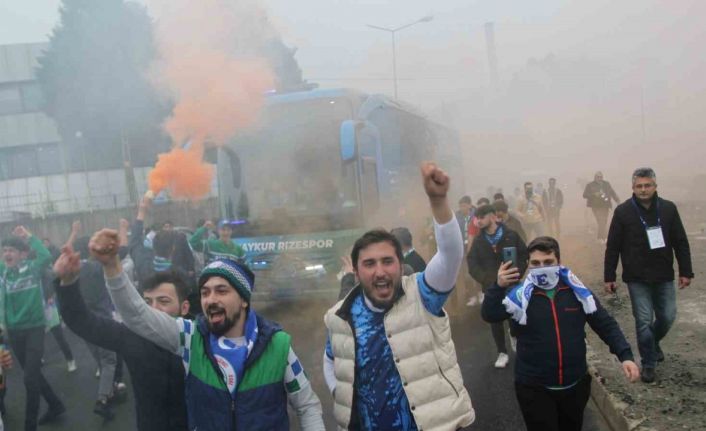 Rizespor taraftarı, takımı stada meşalelerle uğurladı