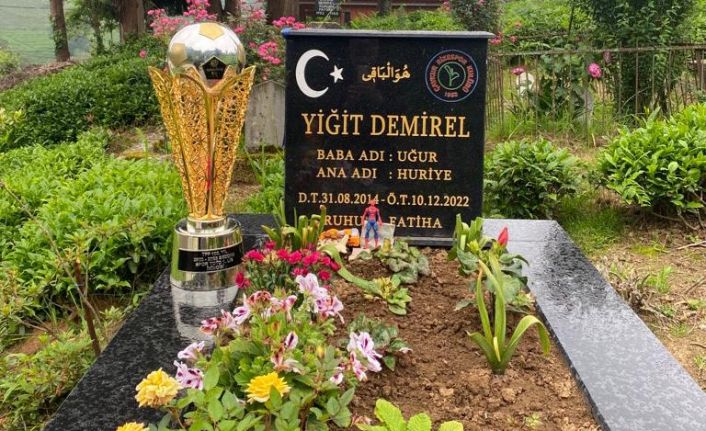 Rizespor’un şampiyonluk kupası minik Demirel’in kabrine götürüldü