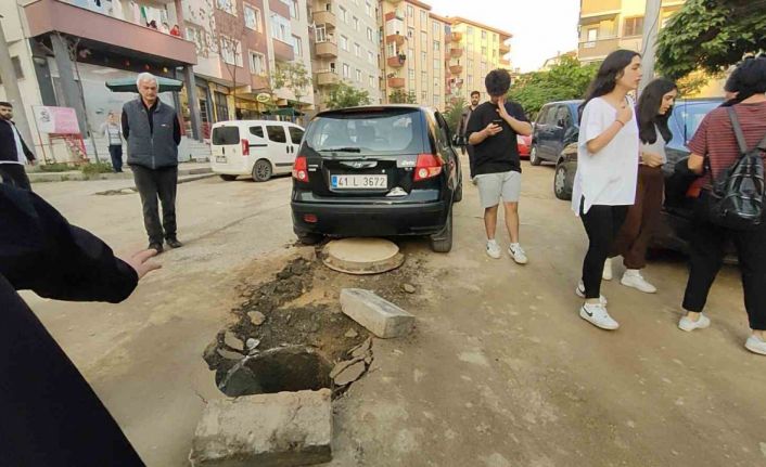 Rögar kapağına takılan otomobilin hava yastıkları patladı: 2 kişi yaralandı