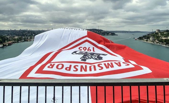 Şampiyon Samsunspor’un bayrağı İstanbul Boğazı’na asıldı