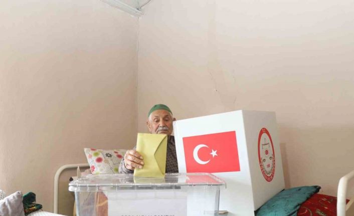 Sandığa gidemeyenlerin evine sandık götürüldü