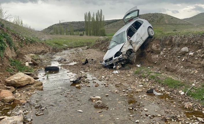 Şarampolden aşağı uçup dereye düşen otomobilin sürücüsü hayatını kaybetti