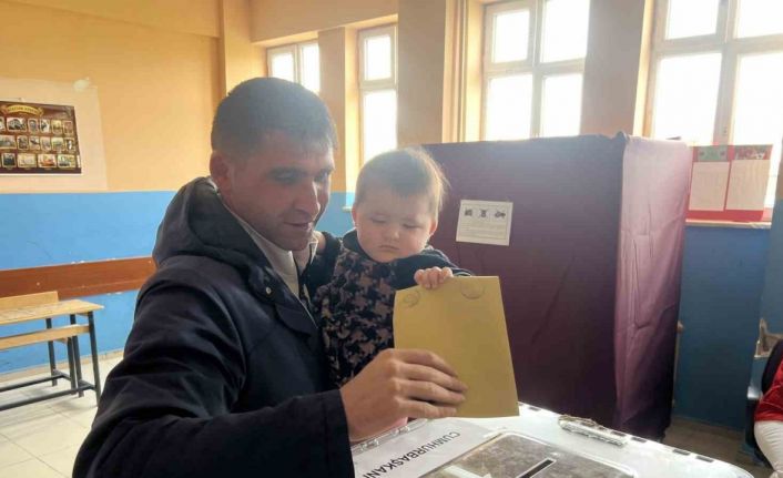 Sarıkamış’ta Yıldırım ailesi 7 aylık ikiz bebekler ile sandığa gitti