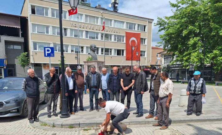 Seçim sonuçları için ilçe meydanında kurban kesti