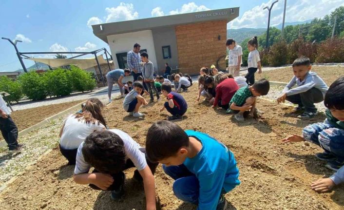 Selçuklu’da çocuklar fideleri toprakla buluşturuyor