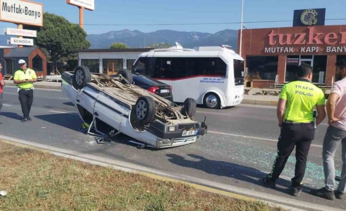 Şerit değiştiren kamyonete çarpan otomobil takla attı: 1 yaralı