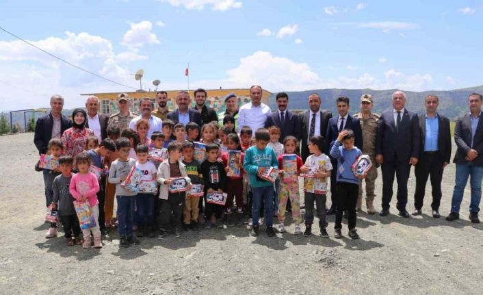 Siirt Valisi Hacıbektaşoğlu, Baykan’da köy okulunda öğrencilerle bir araya geldi