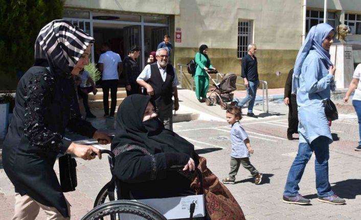 Siirt’te 42 yıl önce gözlerini kaybeden kadın oy kullandı