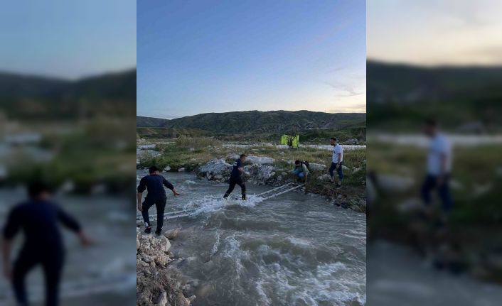 Siirt’te çayda mahsur kalan 2 kişi itfaiye ekipleri tarafından kurtarıldı