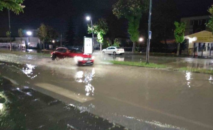 Sivas’ta kuvvetli yağış caddeleri göle çevirdi