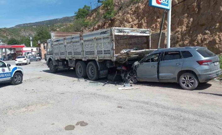 Sivas’ta otomobil kamyonun altına girdi: 1’i çocuk 5 yaralı